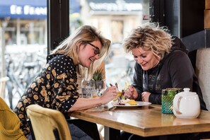 Breakfast, lunch and dinner served - Wolf Hotel Kitchen & Bar (Alkmaar)