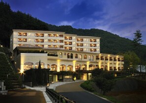 住宿正面 (夜晚)