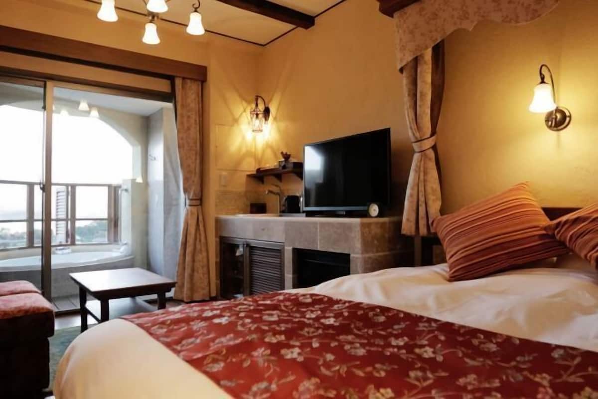 In-room safe, soundproofing, free WiFi, bed sheets