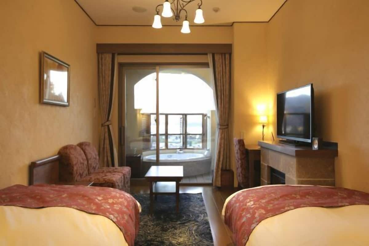 In-room safe, soundproofing, free WiFi, bed sheets