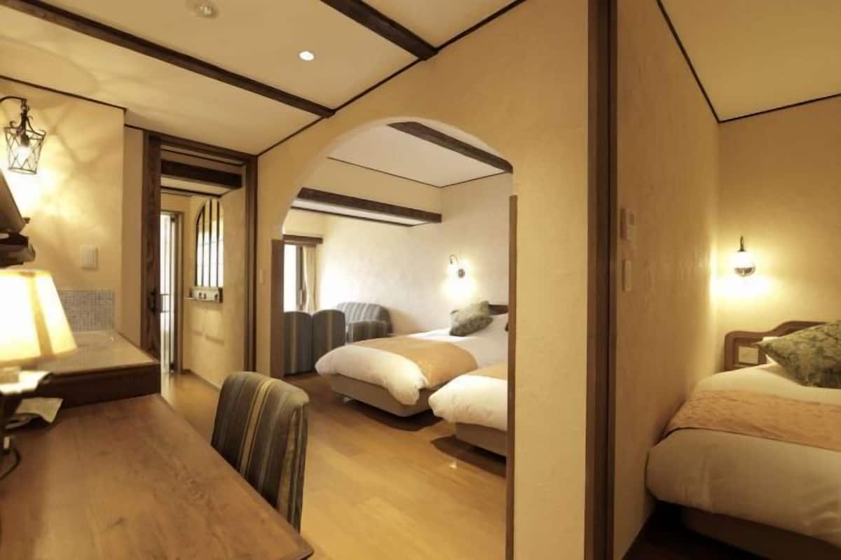 In-room safe, soundproofing, free WiFi, bed sheets