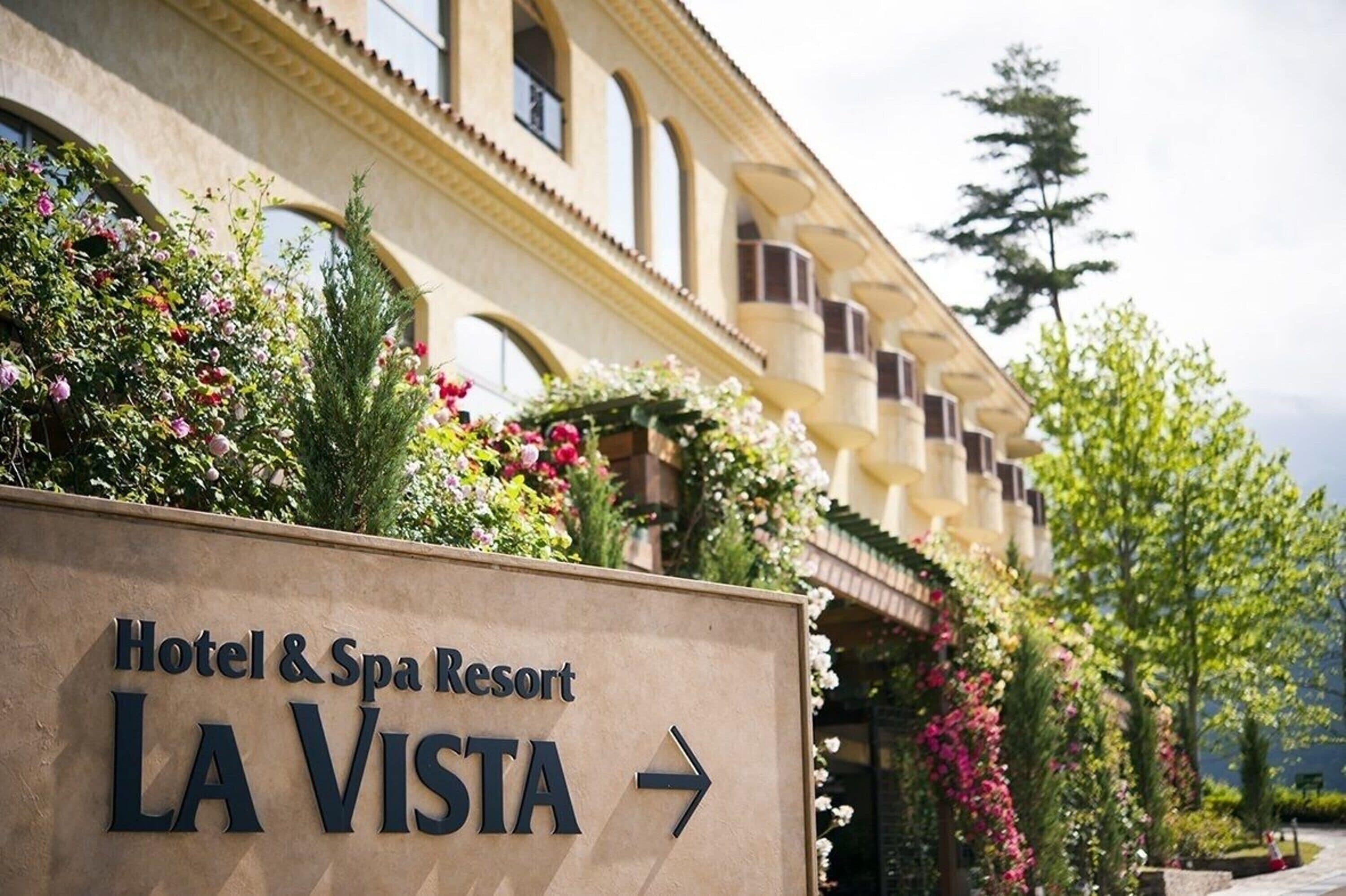 Schild für Hotel & Spa Resort LA VISTA, Pfeil zeigt nach rechts.