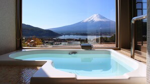Ein Whirlpool mit Blick auf den Fuji.