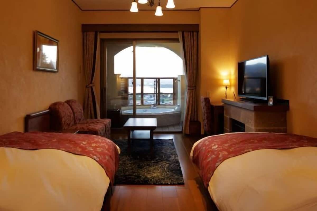 In-room safe, soundproofing, free WiFi, bed sheets