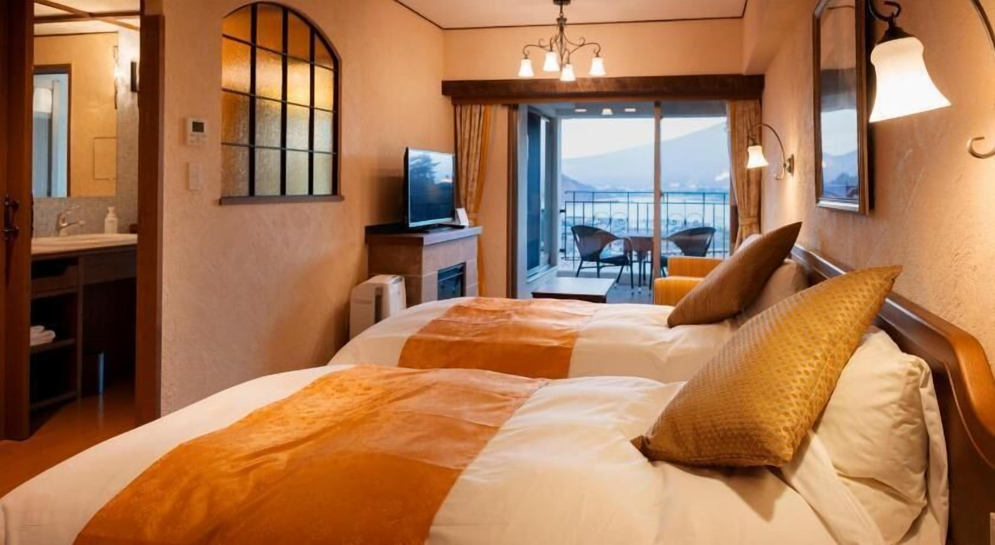 Peti besi dalam bilik, kalis bunyi, Wi-fi percuma, cadar katil 