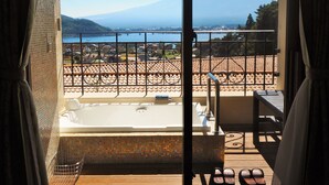 Ein Balkon mit Blick auf einen Berg und ein Gewässer.
