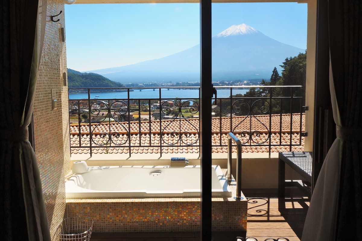 separate bathtub and shower, free toiletries, hair dryer, slippers