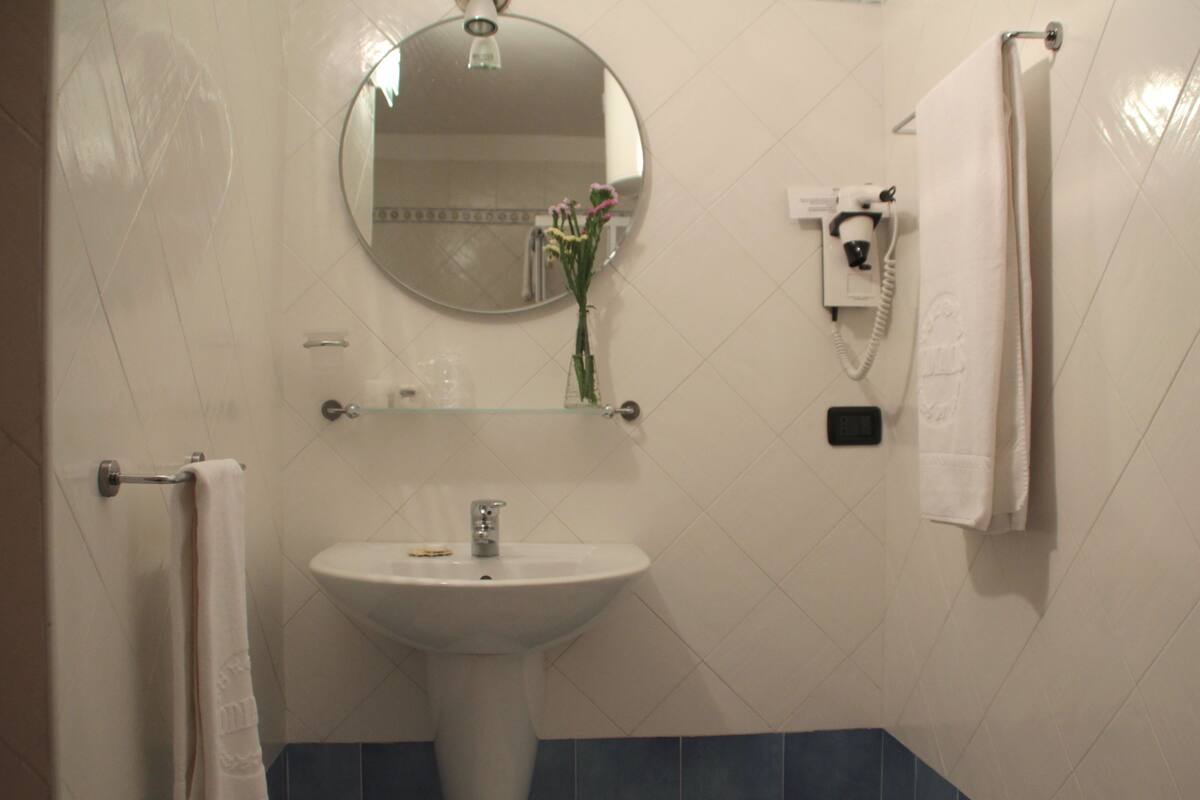 Standard Single Room (2 Levels) | Bathroom | Shower, free toiletries, hair dryer, bidet