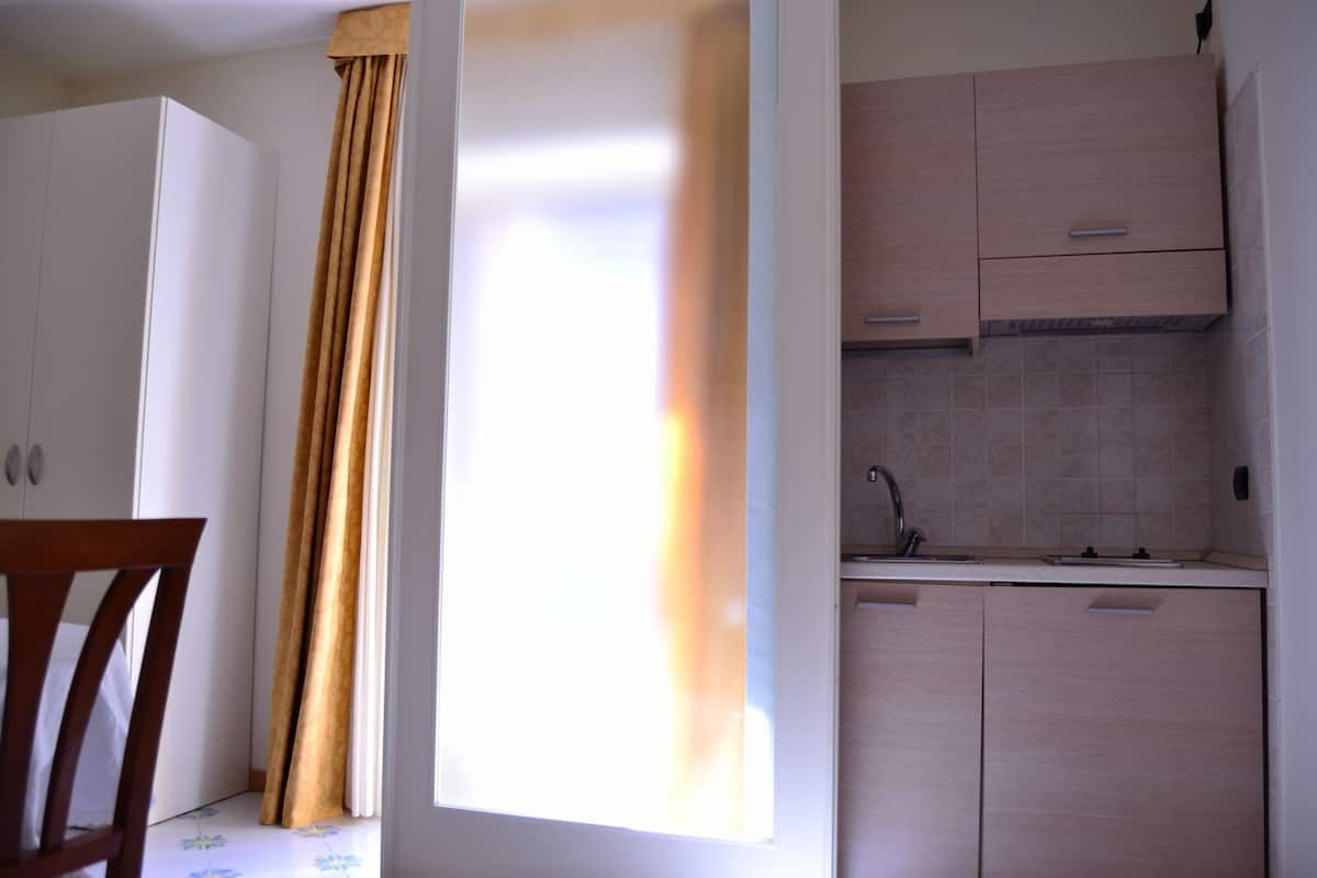 Studio | Cribs (surcharge), WiFi (free)