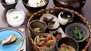 Petit déjeuner et dîner servis sur place