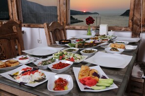 تقديم الغداء والعشاء