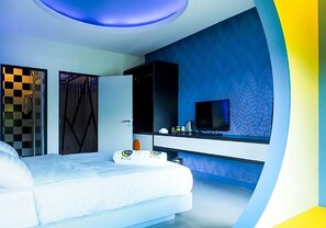 Cofres nos quartos, individualmente mobiliados, escrivaninha