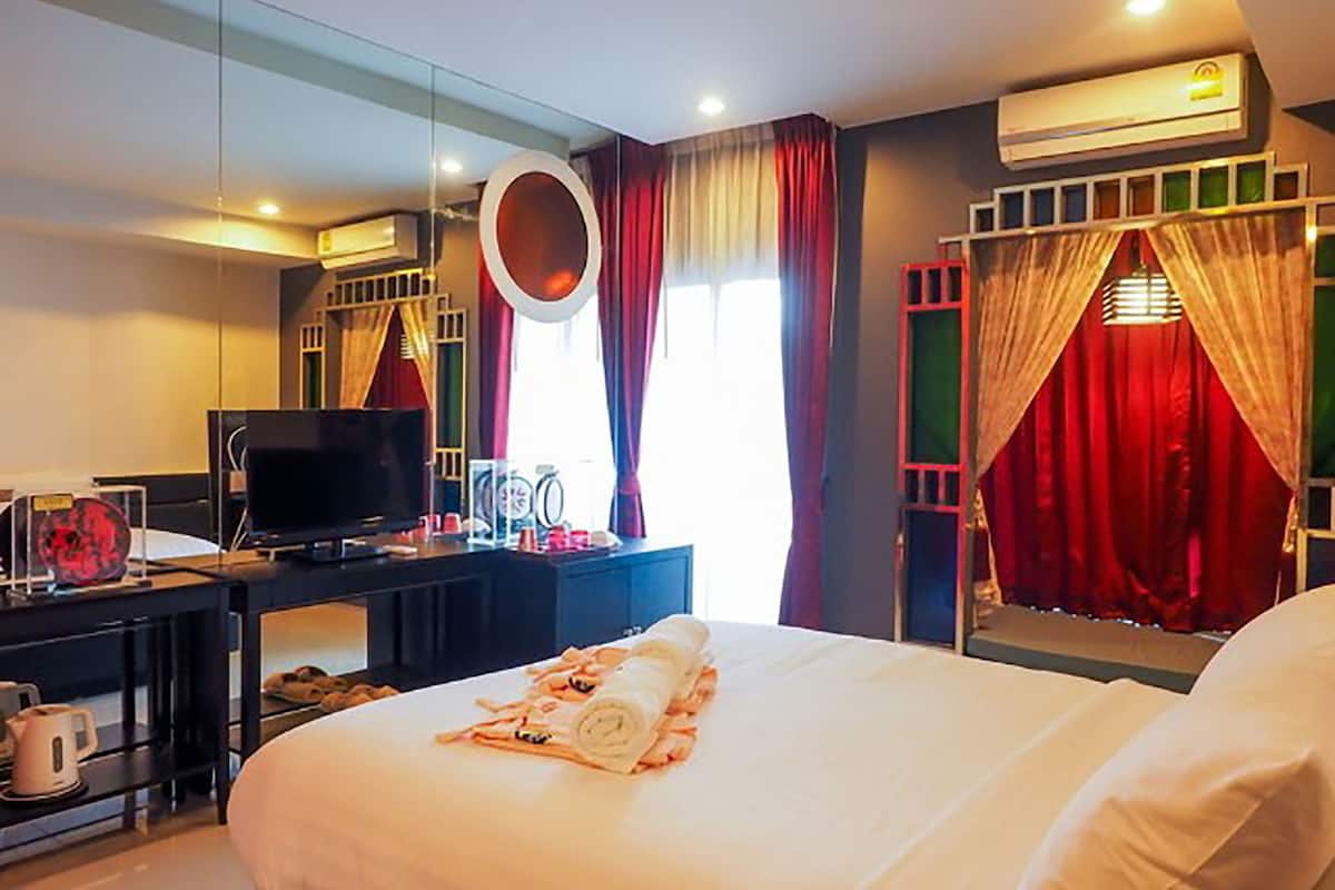In-room safe, individually furnished, desk, free WiFi