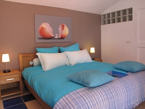 Quarto conforto | Escrivaninha, Wi-Fi de cortesia, roupa de cama