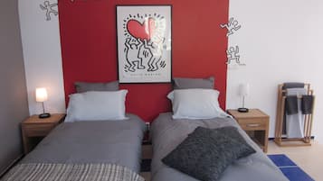 Escritorio, wifi gratis, ropa de cama