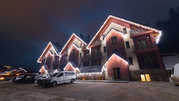 Fassade der Unterkunft – Abend/Nacht