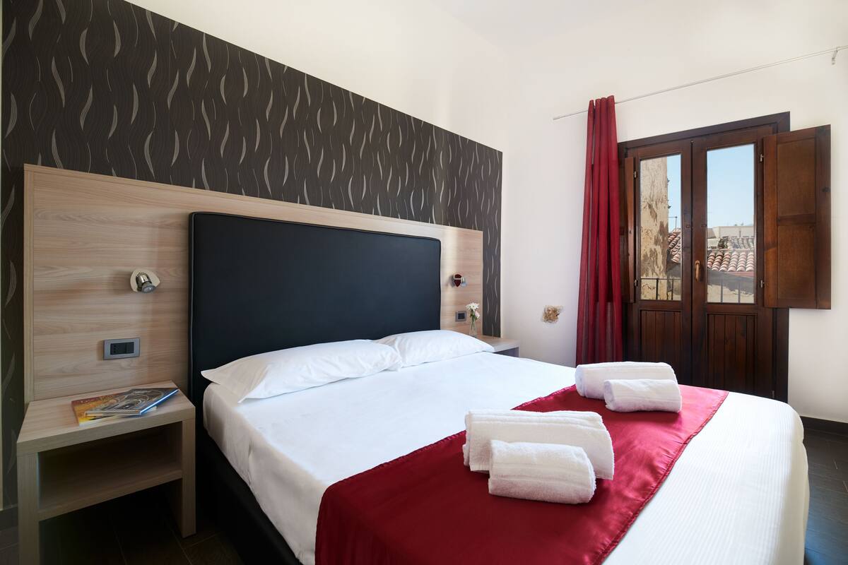 Habitación doble clásica, 1 cama Queen size, para no fumadores, vista a la ciudad | Minibar, caja de seguridad en la habitación y escritorio