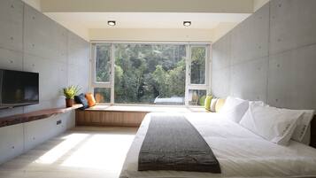 Deluxe Double Room, 1 King Bed | Mountain view