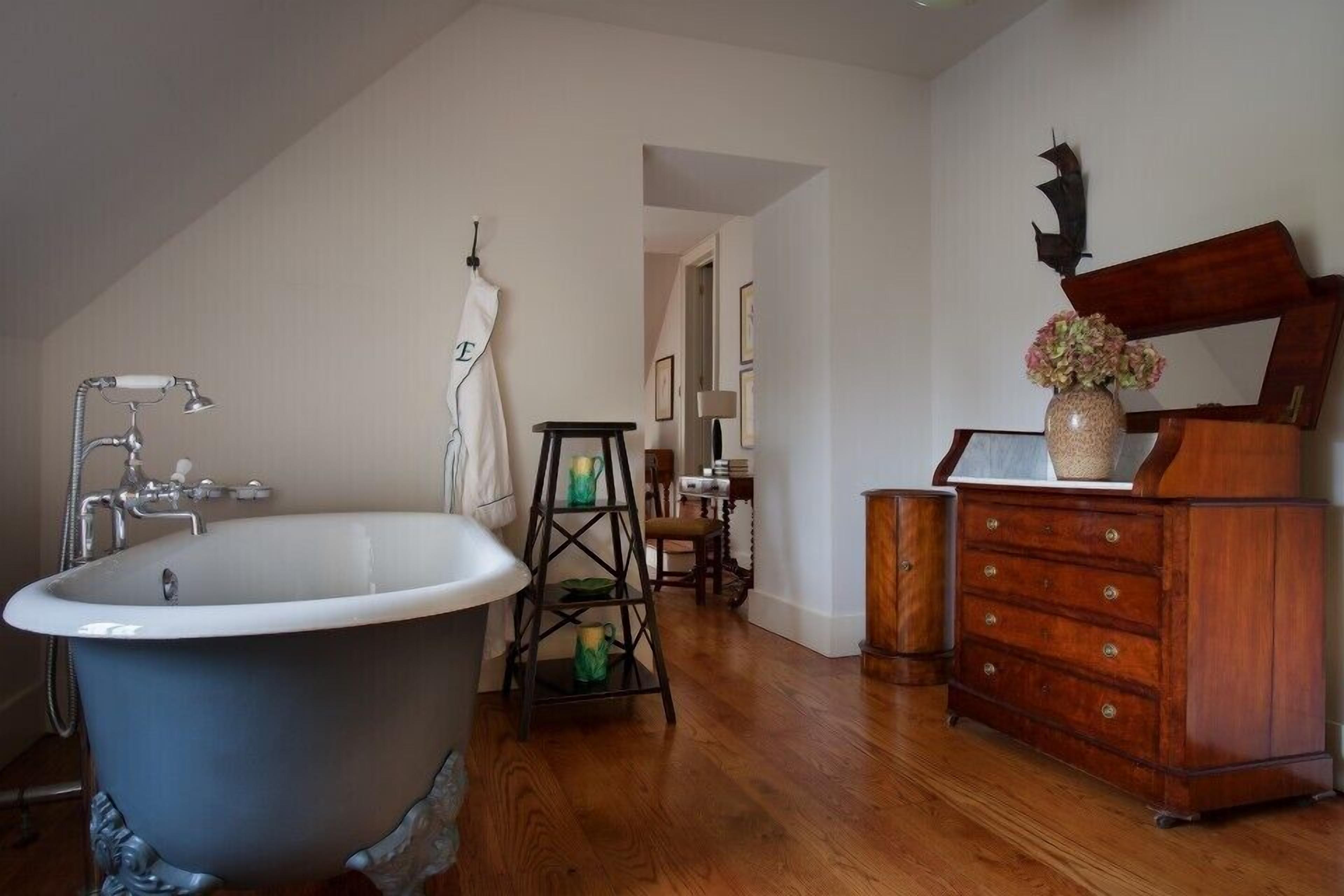classic double or twin room | deep-soaking bathtub