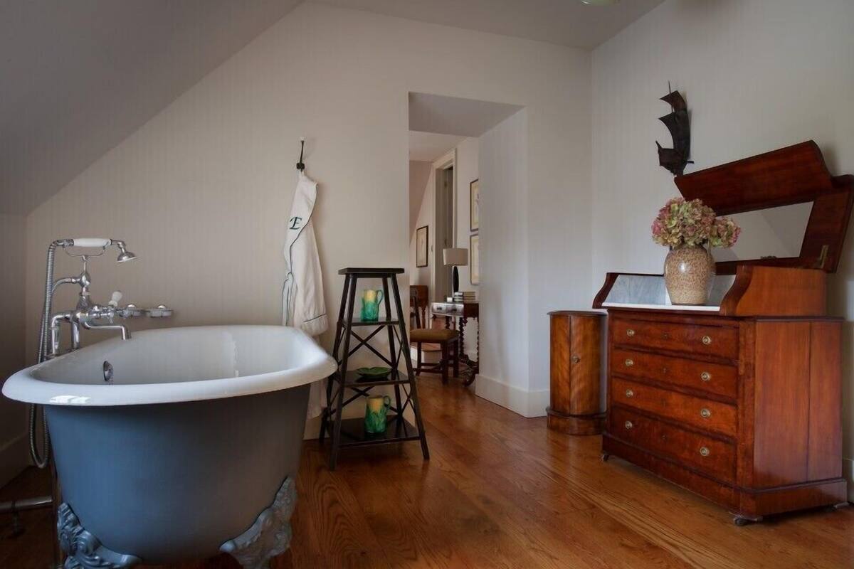 classic double or twin room | deep-soaking bathtub
