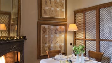 Se sirven desayunos, comidas, cenas y cocina británica