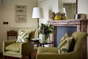 Suite, pemandangan kebun | Brankas dan didekorasi berbeda-beda