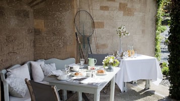 Se sirven desayunos, comidas, cenas y cocina británica