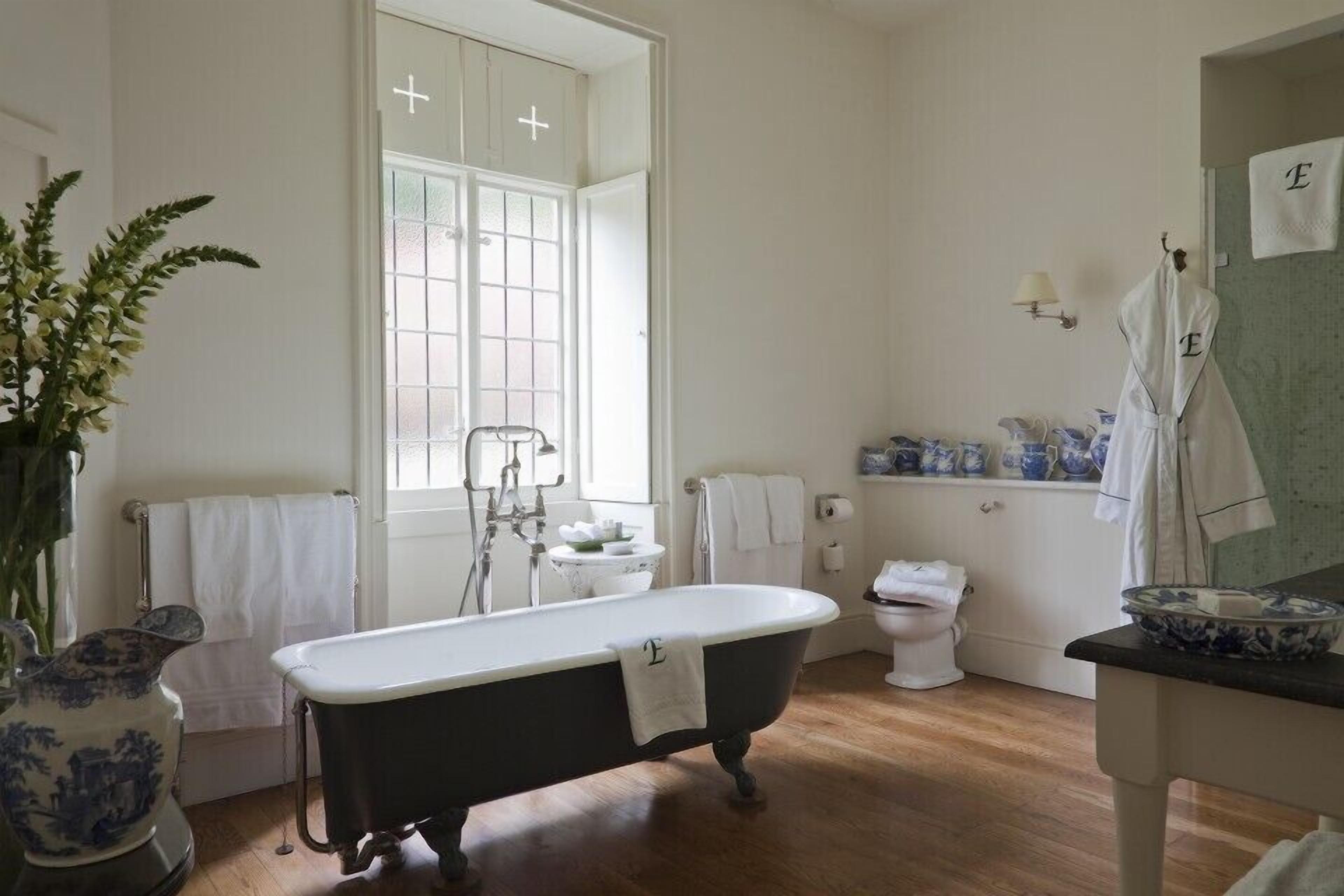 suite, garden view | deep-soaking bathtub