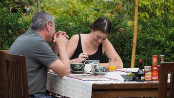 Desayuno con opciones de la cocina local diario (THB 410 por persona)