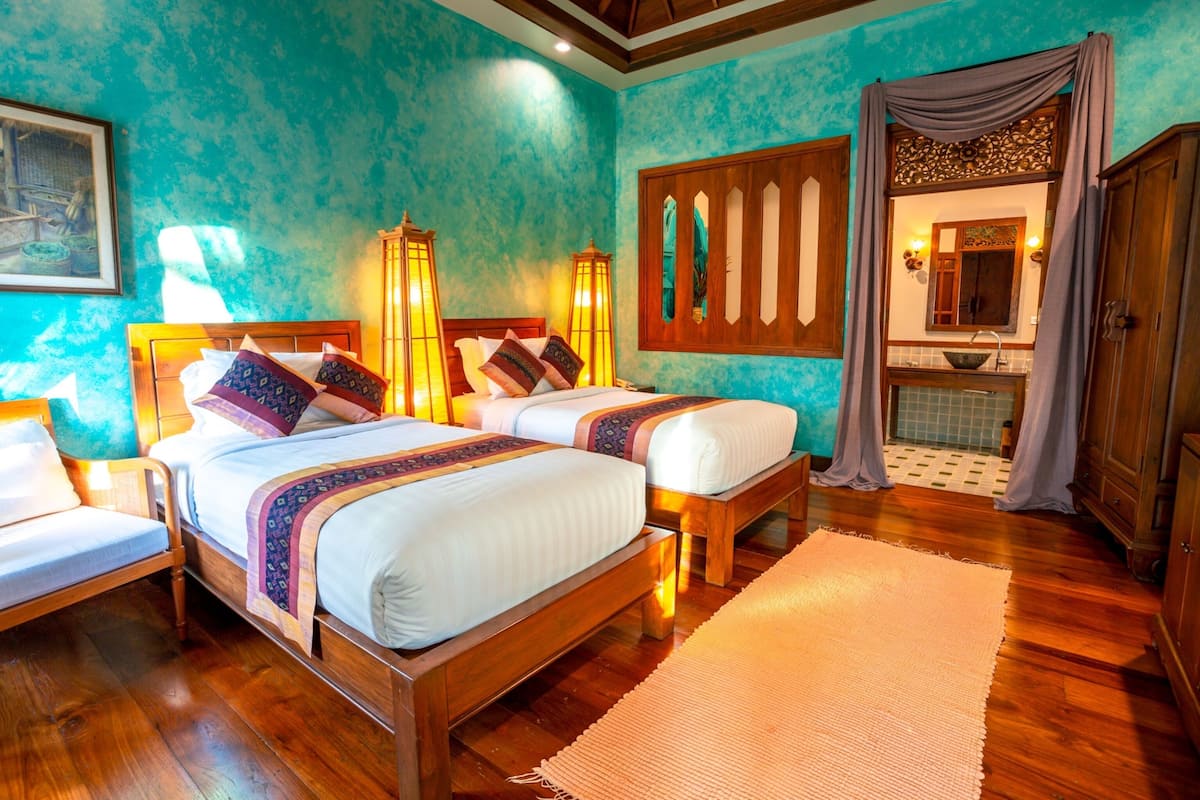 deluxe twin room | 1 bedroom, pillow-top beds, in-room safe, individually decorated
