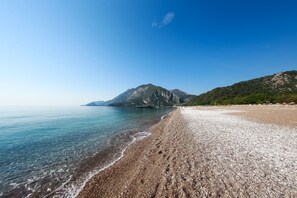 Privatstrand in der Nähe, Liegestühle, Sonnenschirme