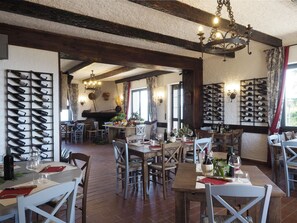 Ofereix taules a l'aire lliure i s'hi serveixen esmorzars i dinars
