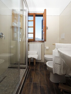 Shower, free toiletries, hair dryer, bathrobes - Locanda Il Rustichello (Mulazzo)