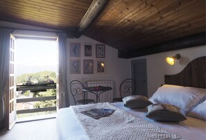 Habitació doble superior, 1 dormitori, terrassa, vistes a la vall | Roba de llit d'alta qualitat, escriptori, bressols i llits addicionals 
