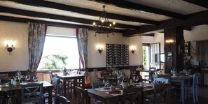 تقديم الإفطار، الأطباق المحلية، تناول الطعام في الهواء الطلق