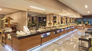 Aamiainen, lounas ja illallinen; kansainvälinen keittiö