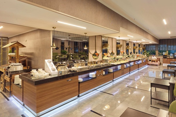 Serveert ontbijt, lunch, diner, internationale gerechten