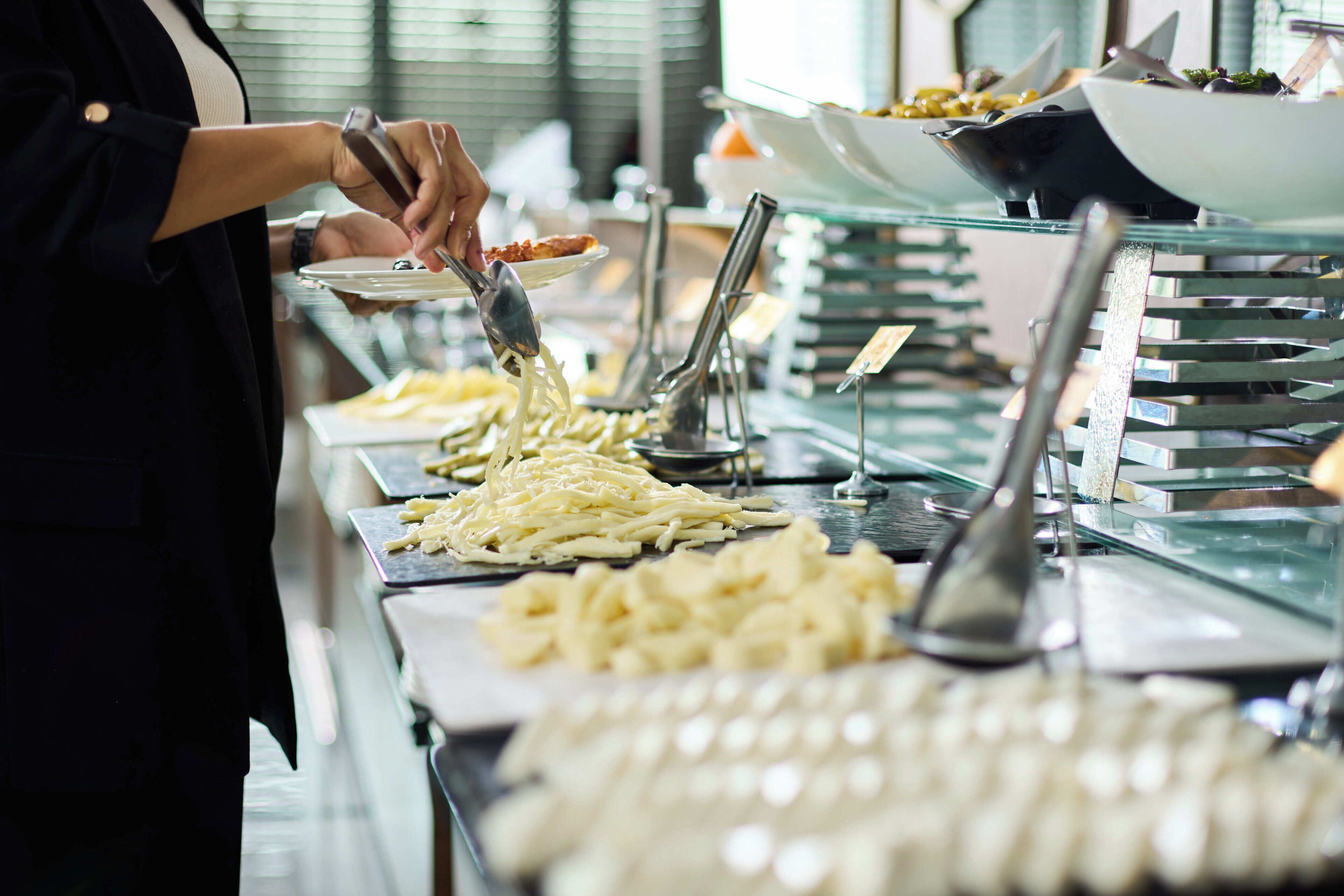 Ein reichhaltiges Buffet mit verschiedenen Speisen und Geschirr.