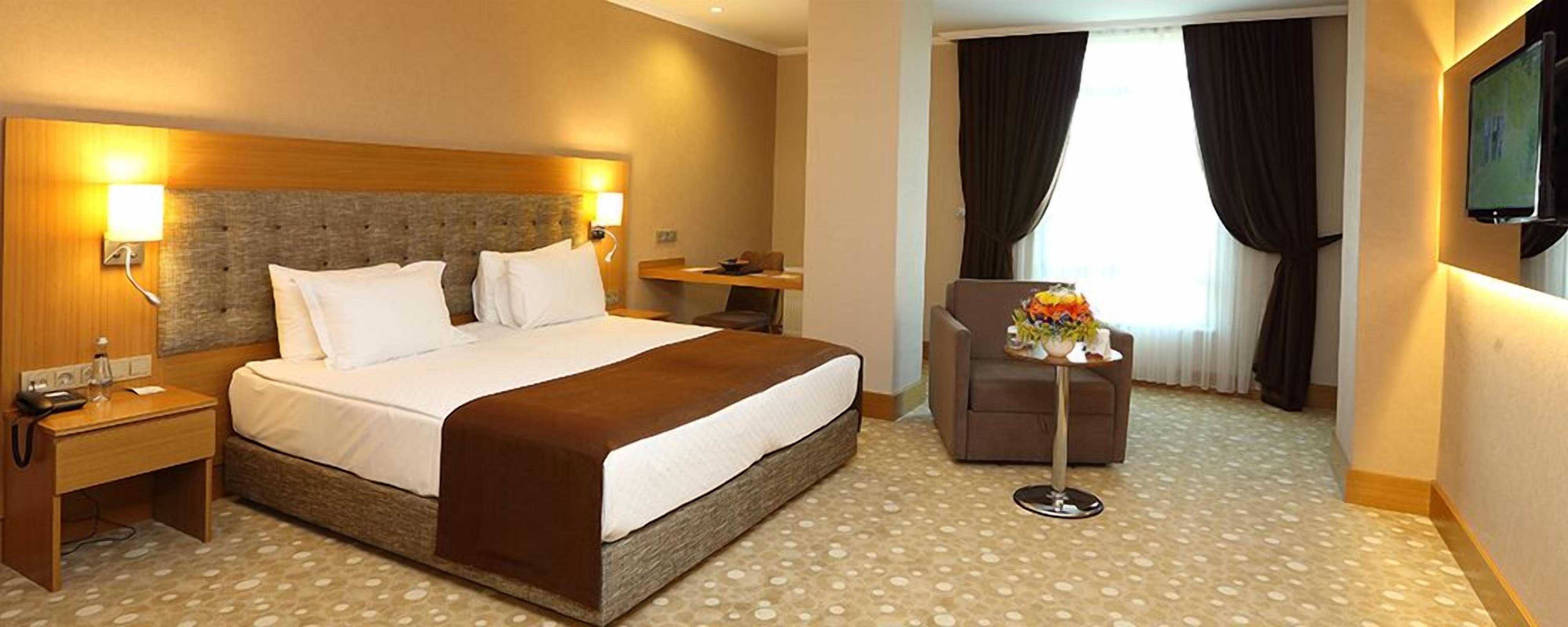 junior suite | minibar, in-room safe, desk, rollaway beds