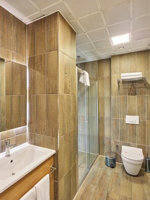 Standard Double or Twin Room | Badkamer | Gratis toiletartikelen, een haardroger, pantoffels