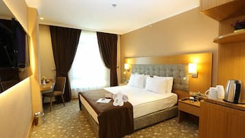 Junior Suite | Minibar, in-room safe, desk, rollaway beds