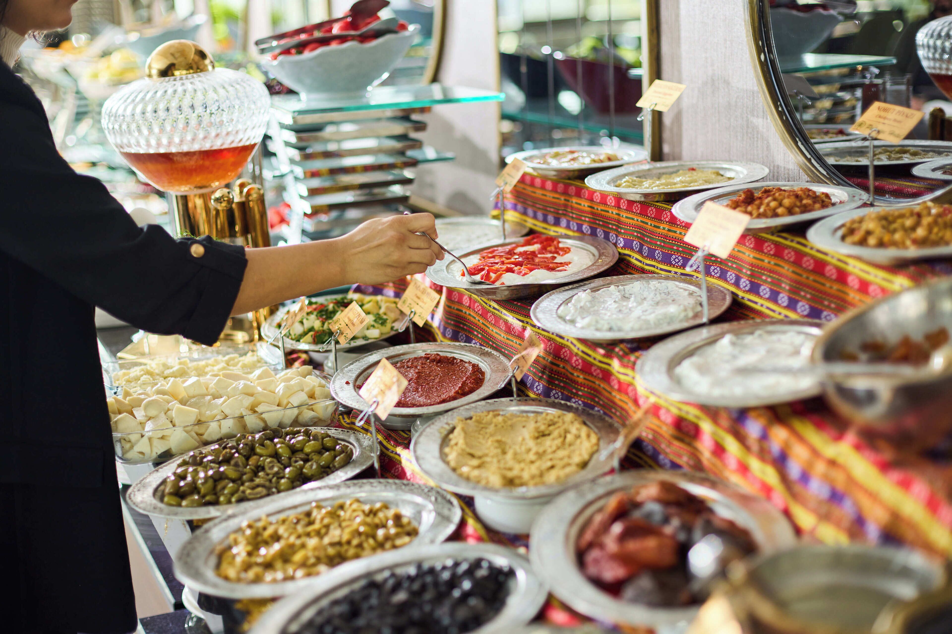 Un bufé con diferentes opciones de comida y una lámpara decorativa.