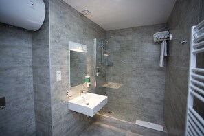 Habitación familiar, 1 habitación, cocina | Baño | Regadera, amenidades de baño gratuitas, secadora de cabello, pantuflas 