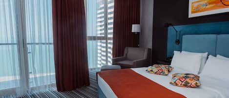 Standaard driepersoonskamer, 1 slaapkamer, uitzicht op zee | Luxe beddengoed, pillowtop-bedden, een minibar, een kluis op de kamer