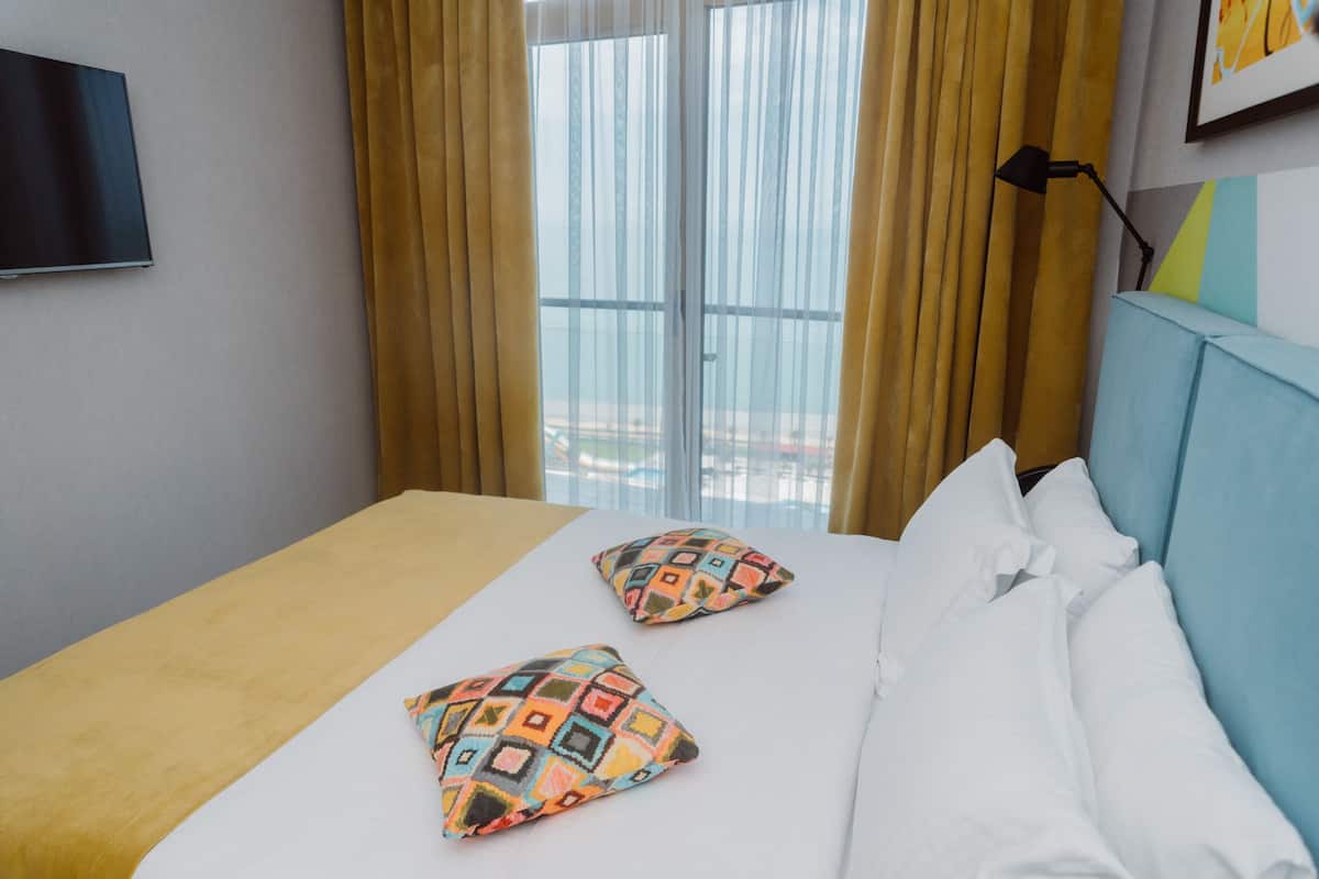 Premium bedding, pillow-top beds, minibar, in-room safe