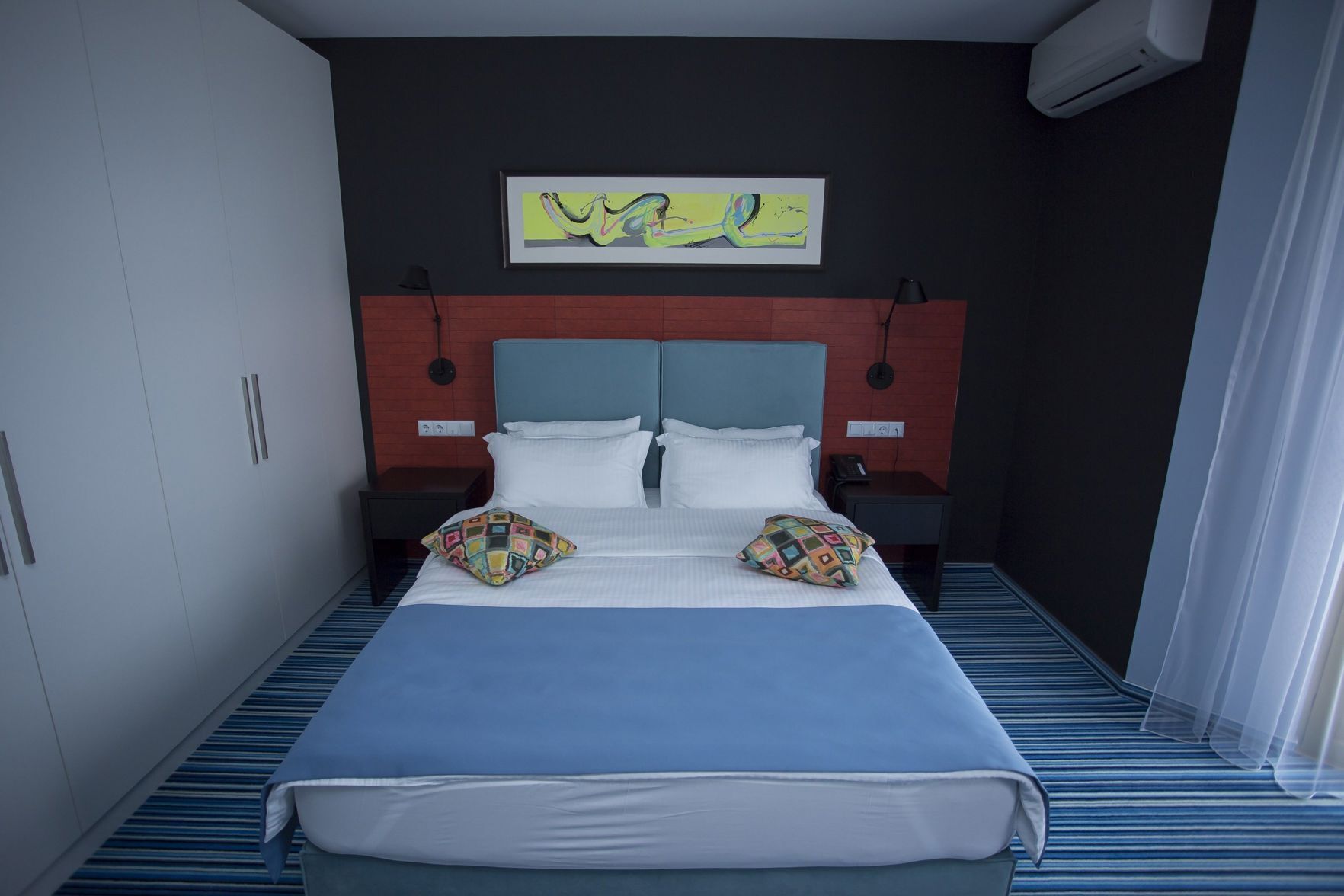 Ropa de cama de alta calidad, camas con pillow-top y minibar 