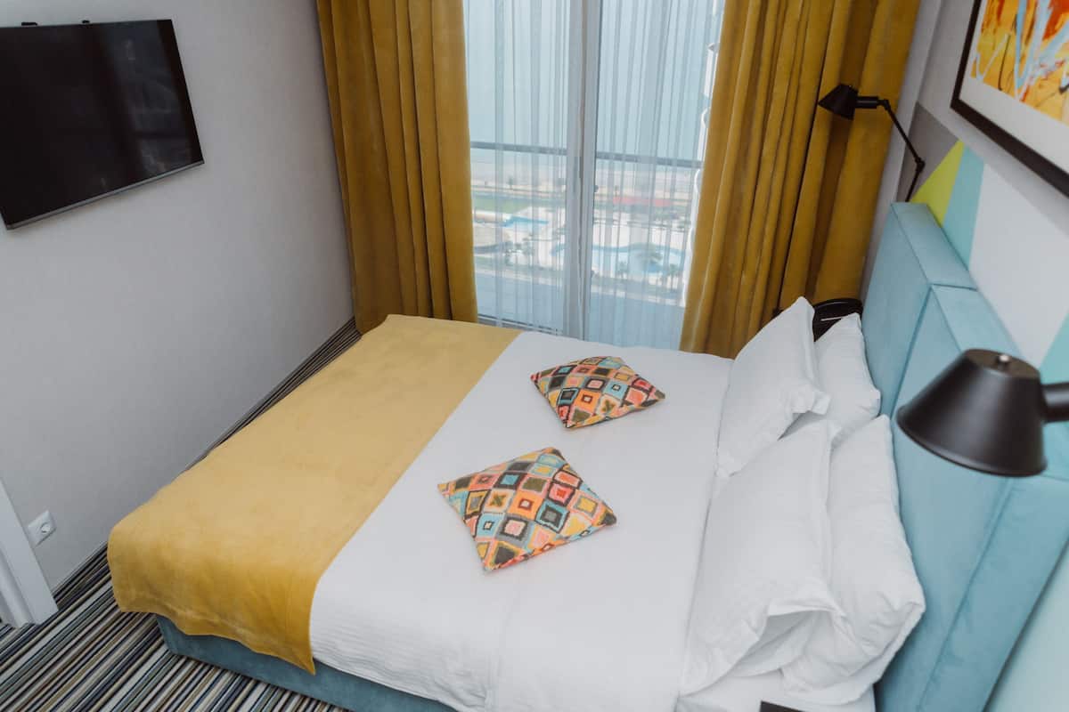 Familie appartement, 1 slaapkamer, keuken, uitzicht op zee | 1 slaapkamer, luxe beddengoed, pillowtop-bedden, een minibar