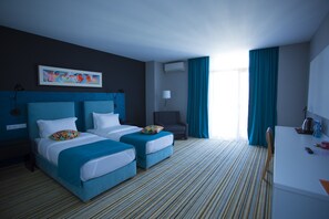 Habitación triple estándar, 1 habitación | Ropa de cama de alta calidad, camas con pillow-top y minibar 