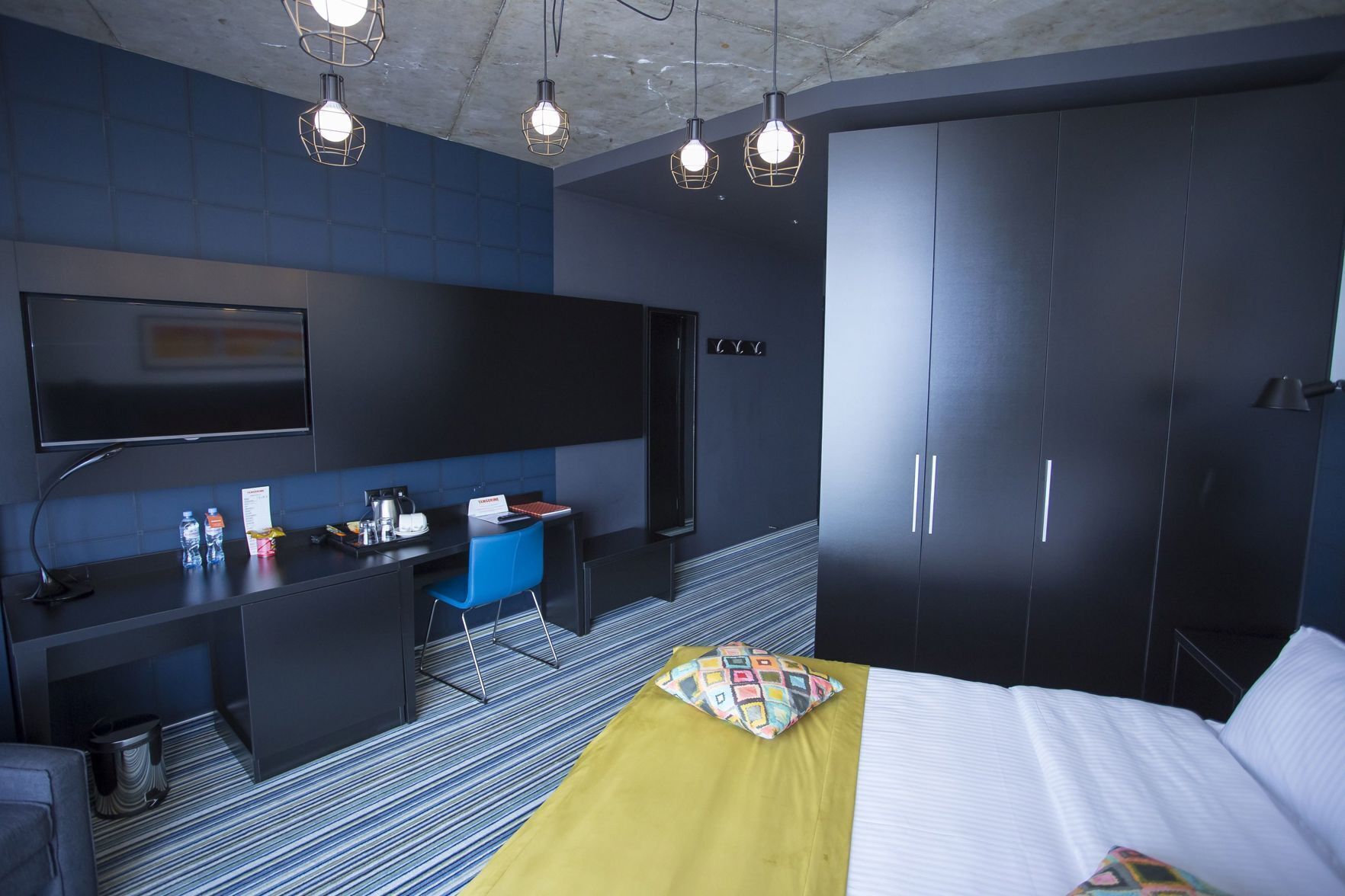 Ropa de cama de alta calidad, camas con pillow-top y minibar 
