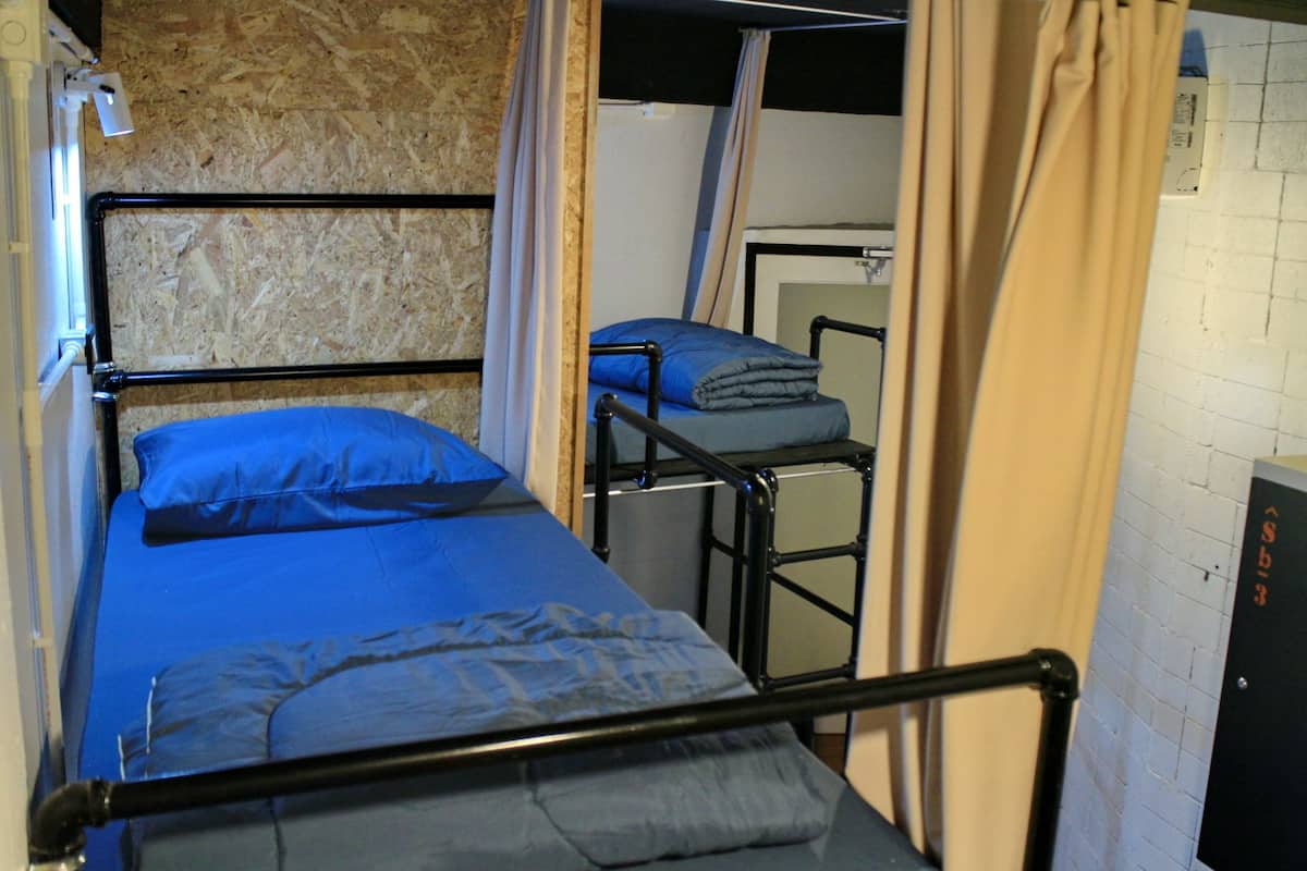 Basic 6 Bed Female Dorm | WiFi (free)